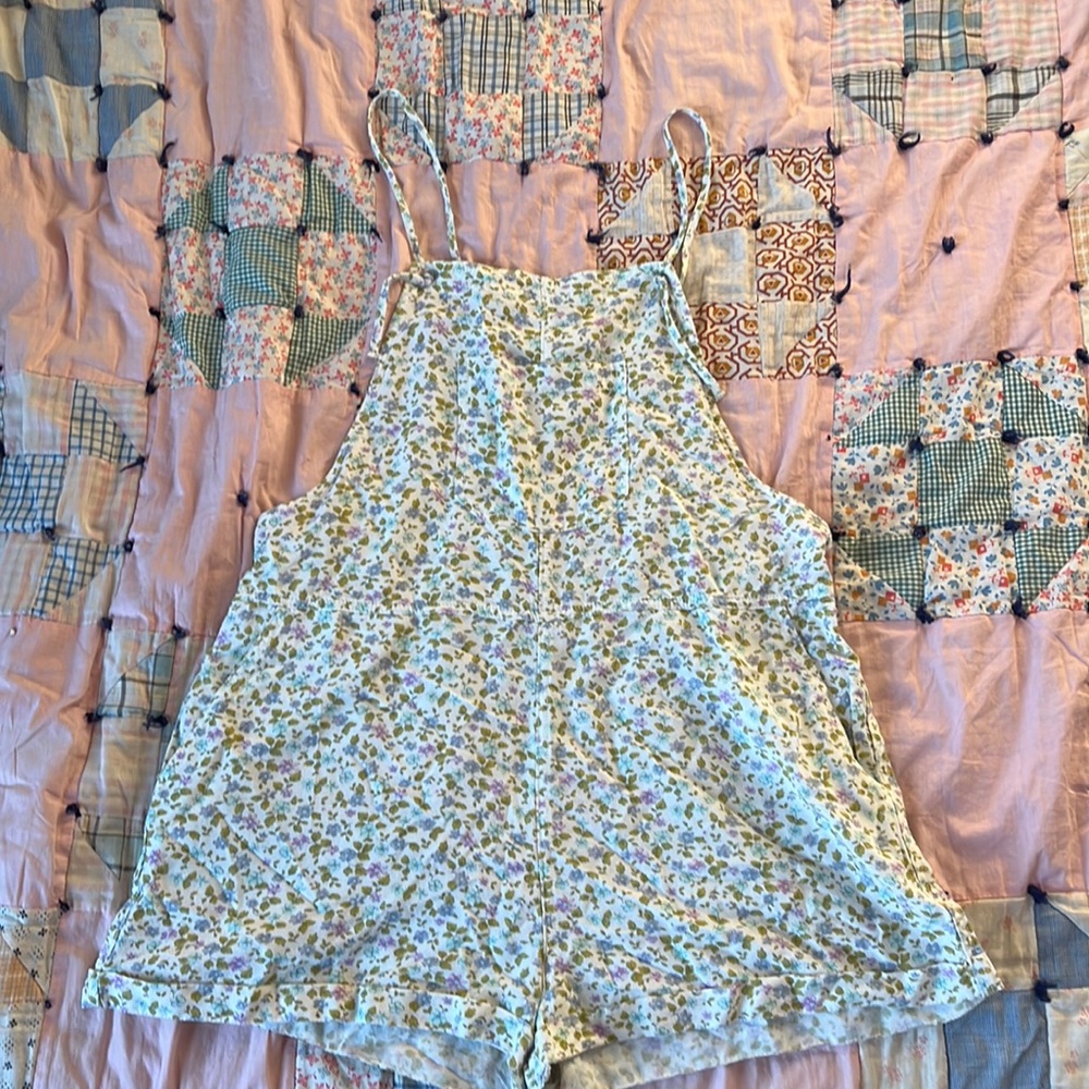 Adjustable whit floral romper